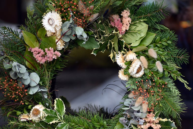Couronne mortuaire fleurs mélangées hommage